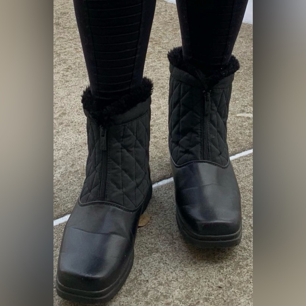London Fog black half quilted, faux fur booties, front zipper, 9.5
